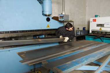 çelik ile çalışan adam