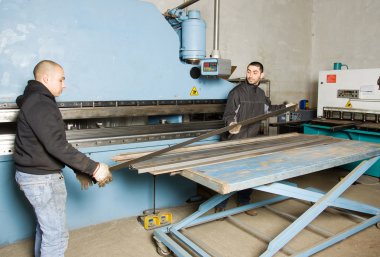 erkek çelik ile çalışma