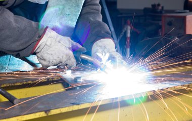 çelik ile çalışan adam