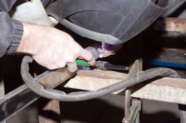 çelik ile çalışan adam