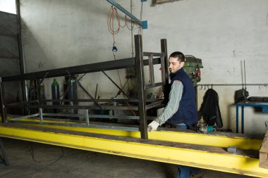 çelik ile çalışan adam