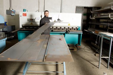 çelik ile çalışan adam