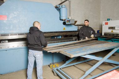 erkek çelik ile çalışma