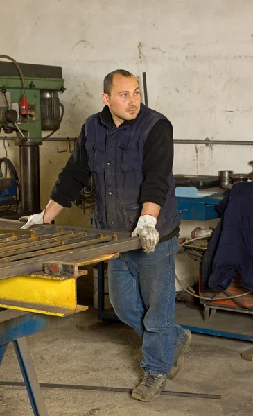 Homme travaillant avec l'acier — Photo