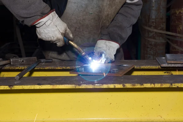 Man aan het werk met staal — Stockfoto