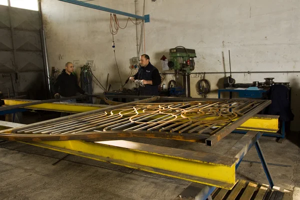 Men forging iron — Stock Photo, Image