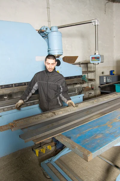 Hombre trabajando con acero — Foto de Stock