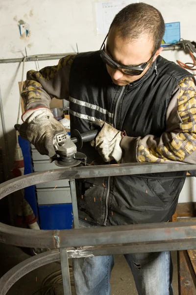 Man aan het werk met staal — Stockfoto