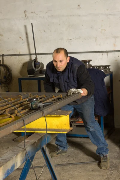 Homme travaillant avec l'acier — Photo