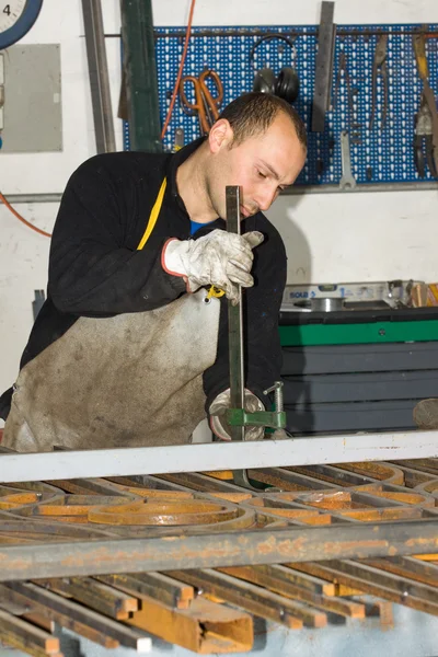 Hombre trabajando con acero — Foto de Stock