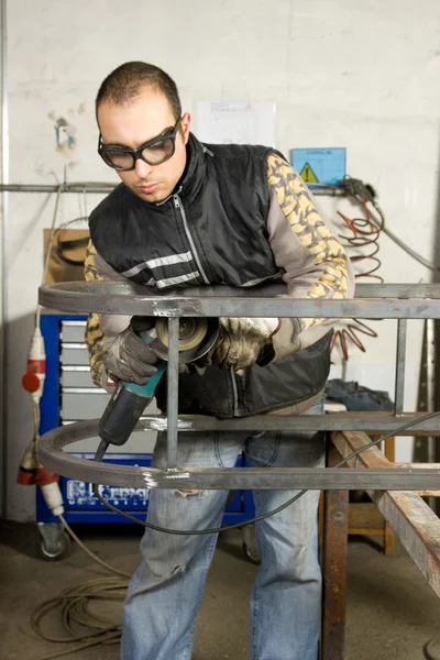 Homem trabalhando com aço — Fotografia de Stock