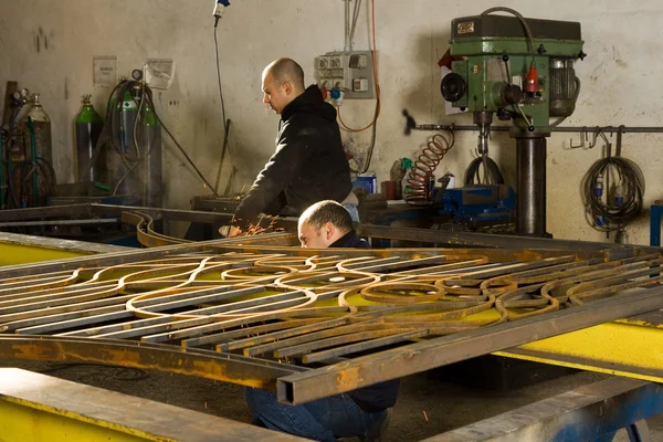 Men forging iron — Stock Photo, Image
