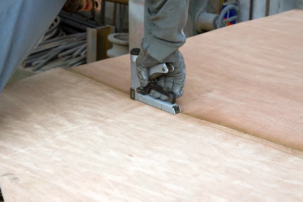 Hombre trabajando con grapadora — Foto de Stock