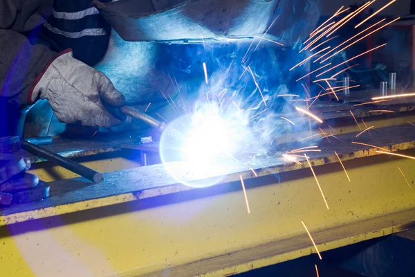 Man som arbetar med stål — Stockfoto