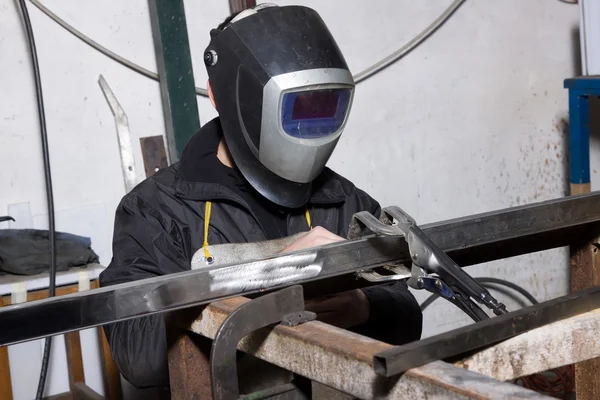 Mężczyzna pracujący ze stali — Zdjęcie stockowe