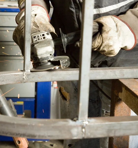 Hombre trabajando con acero — Foto de Stock