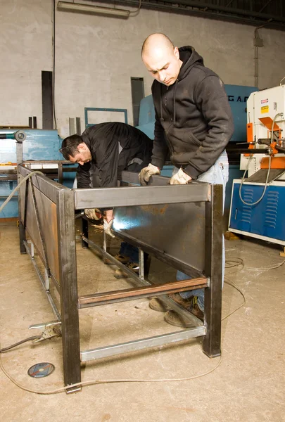 Hombres trabajando con acero — Foto de Stock