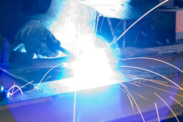 Человек работает со сталью — стоковое фото