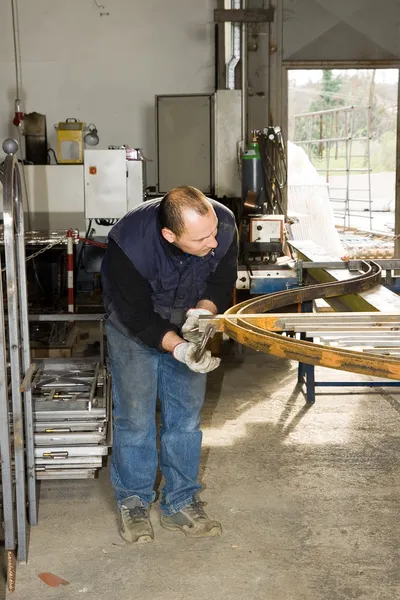 Homme travaillant avec l'acier — Photo