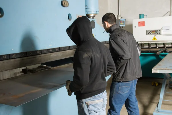 Hombres trabajando con acero — Foto de Stock