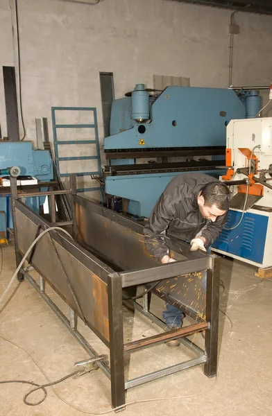 Man aan het werk met staal — Stockfoto