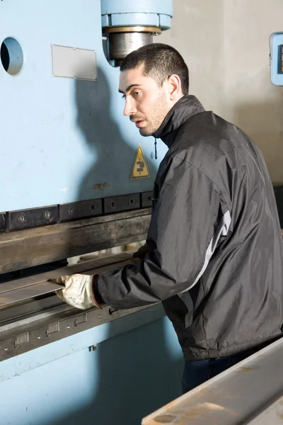 Homem trabalhando com aço — Fotografia de Stock