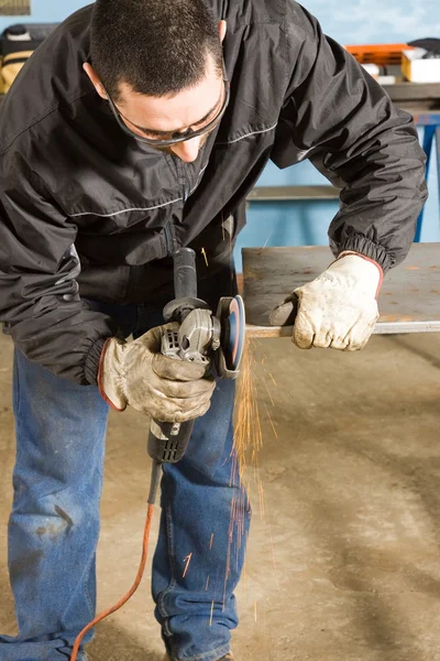 Hombre trabajando con acero — Foto de Stock