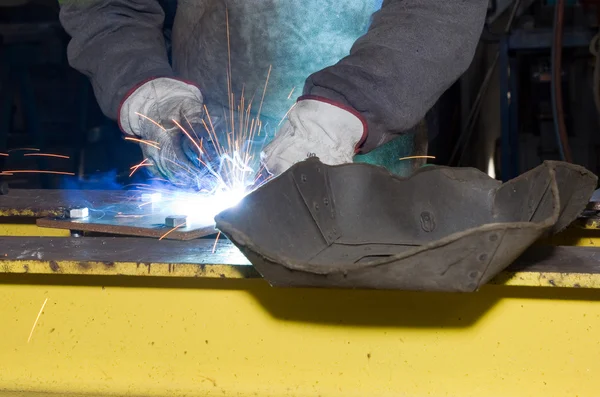 Mann arbeitet mit Stahl — Stockfoto