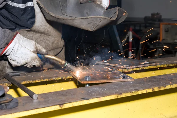 Homme travaillant avec l'acier — Photo