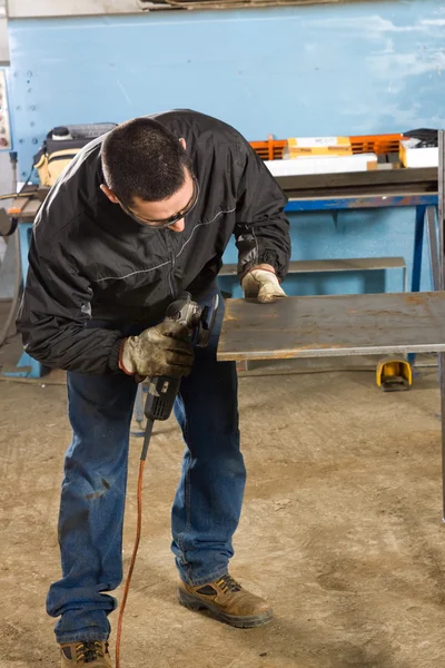 Man aan het werk met staal — Stockfoto