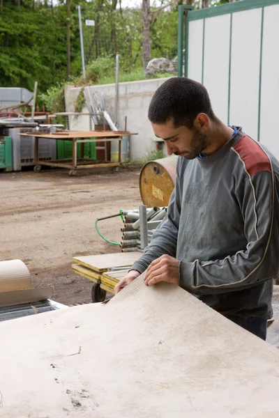 Man cuttind paper — Stock Photo, Image