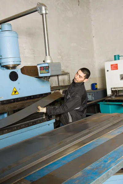 Mann arbeitet mit Stahl — Stockfoto