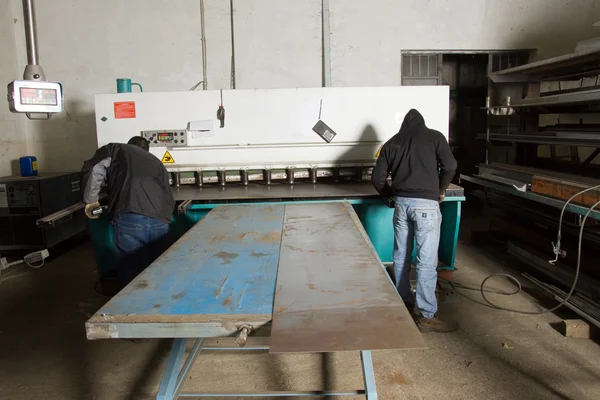 Men working with steel — Stock Photo, Image