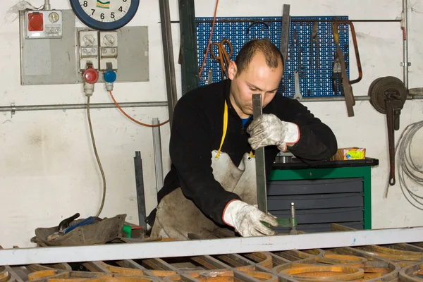 Mann arbeitet mit Stahl — Stockfoto