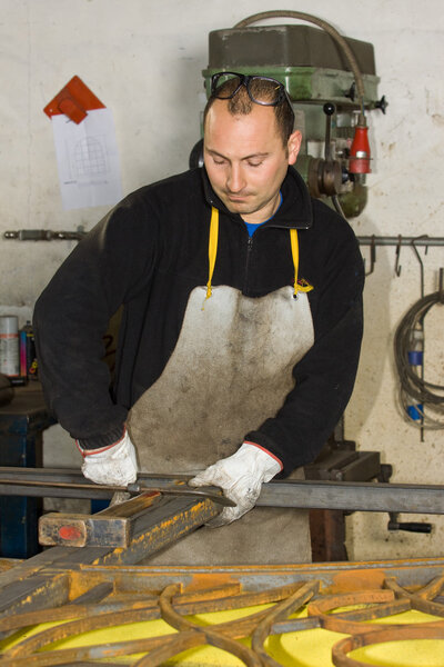 Человек работает со сталью
