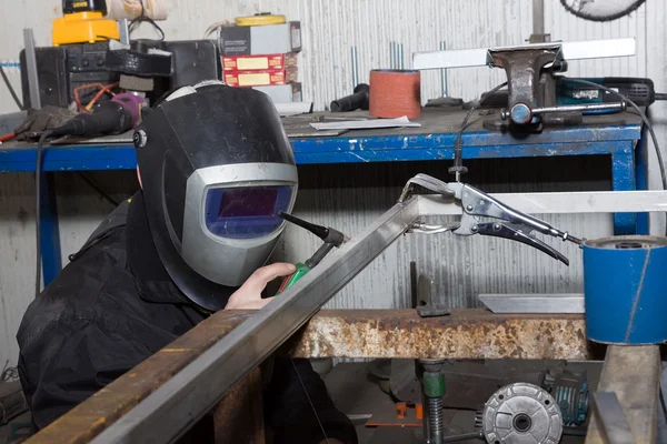 Homem trabalhando com aço — Fotografia de Stock