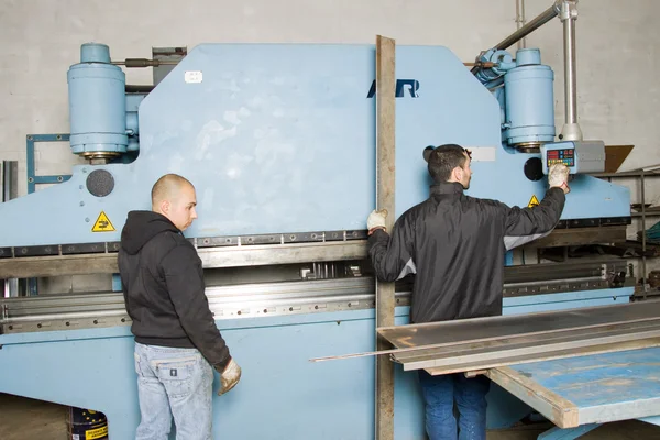 Men working with steel — Stock Photo, Image