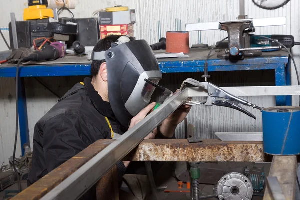 Hombre trabajando con acero — Foto de Stock