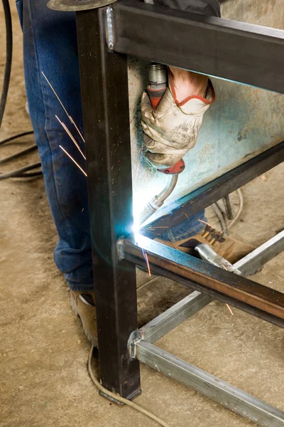 Homem trabalhando com aço — Fotografia de Stock