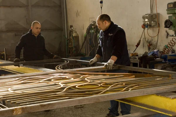 Hombres forjando hierro — Foto de Stock