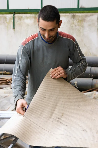 Człowiek cuttind papieru — Zdjęcie stockowe