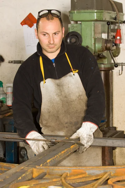 Homme travaillant avec l'acier — Photo
