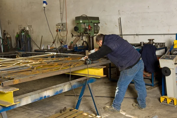 Hombre trabajando con acero —  Fotos de Stock