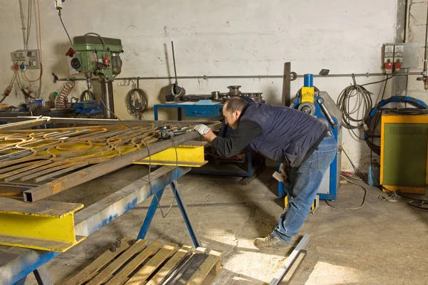 Homem trabalhando com aço — Fotografia de Stock