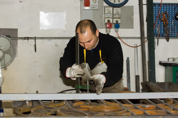 Mężczyzna pracujący ze stali — Zdjęcie stockowe