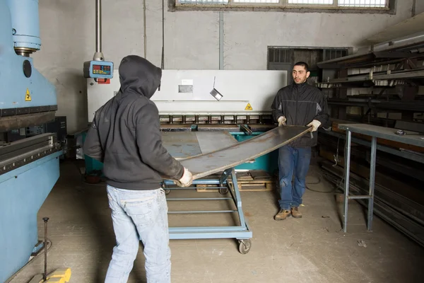 Uomini che lavorano con acciaio — Foto Stock