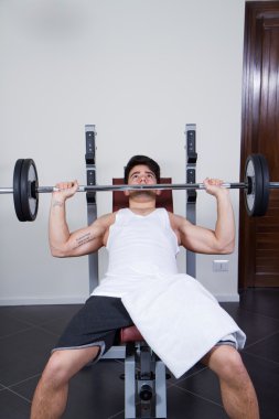 atlet spor salonunda