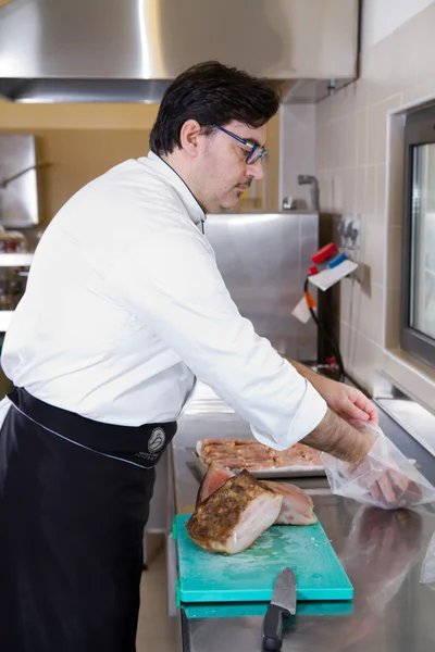 Cozinhe na cozinha — Fotografia de Stock