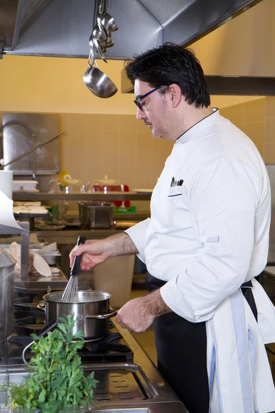 Cook in the kitchen — Stock Photo, Image