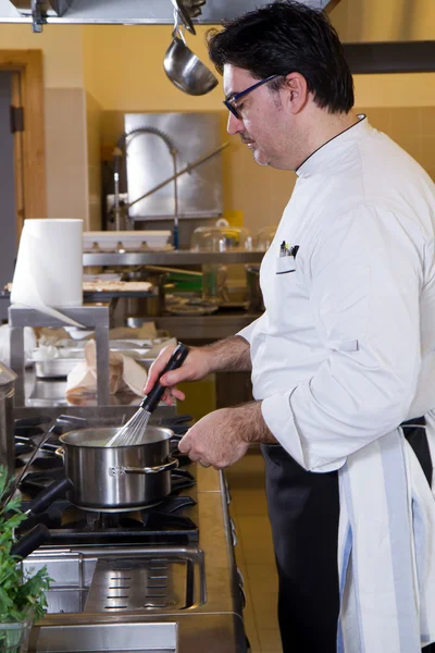 Cook in the kitchen — Stock Photo, Image